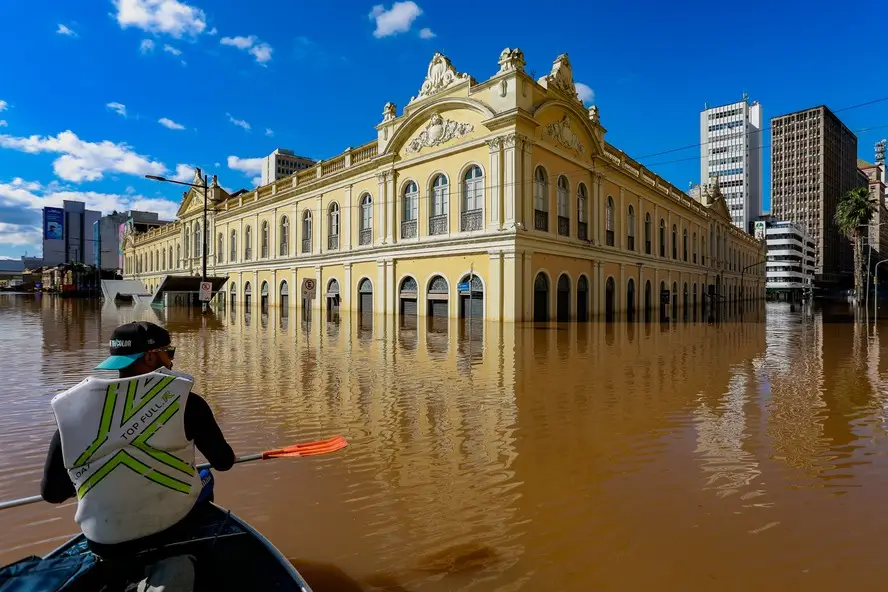 O Mercado Municipal de Porto Alegre tomado pelas águas do Guaíba em meio
