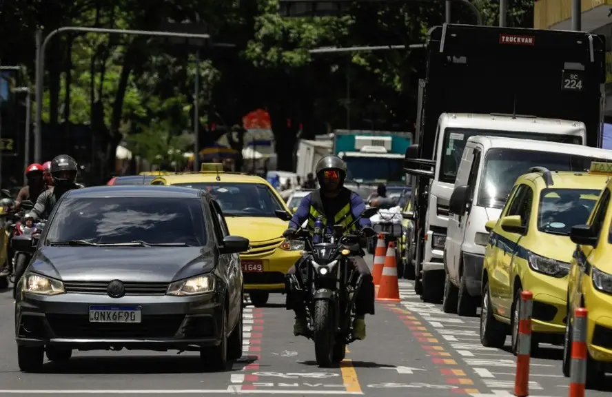 Trânsito no bairro do Catete, no Rio de Janeiro