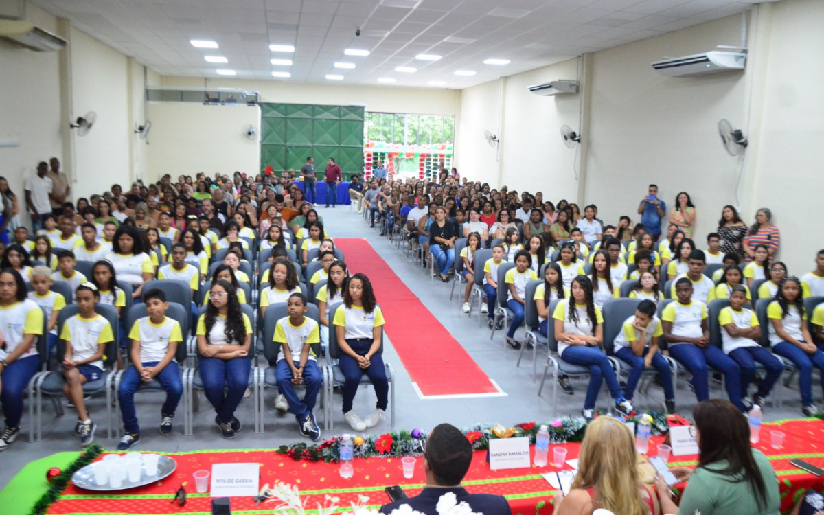 Magé faz homenagem para alunos destaques da rede municipal - Marcelo Dias/Divulgação