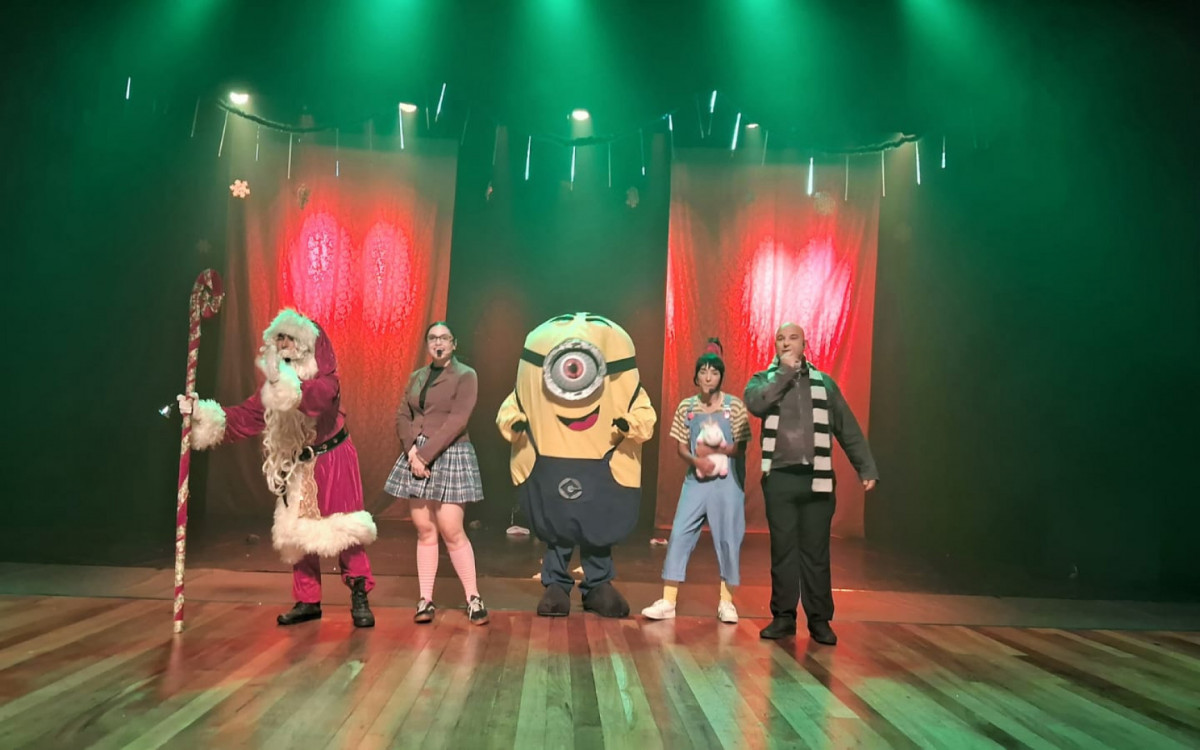 \'O Natal dos Minions\' reúne famílias em teatro de Duque de Caxias