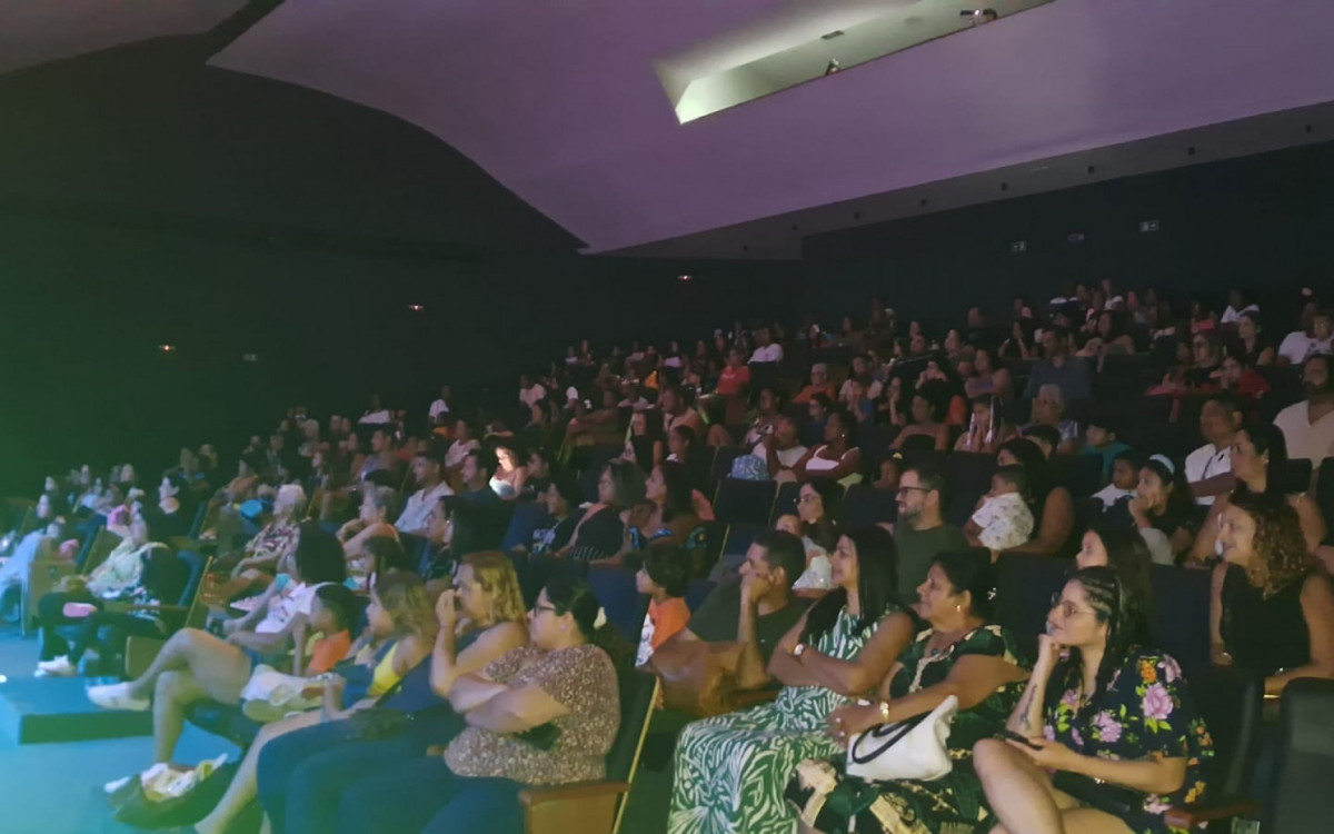 \'O Natal dos Minions\' reúne famílias em teatro de Duque de Caxias