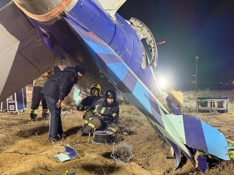 Especialistas periciam no dia 26 de dezembro de 2024 destroços do avião da Embraer que caiu perto da cidade de Aktau, no Cazaquistão — Foto: Ministério de Emergências do Cazaquistão/Reuters