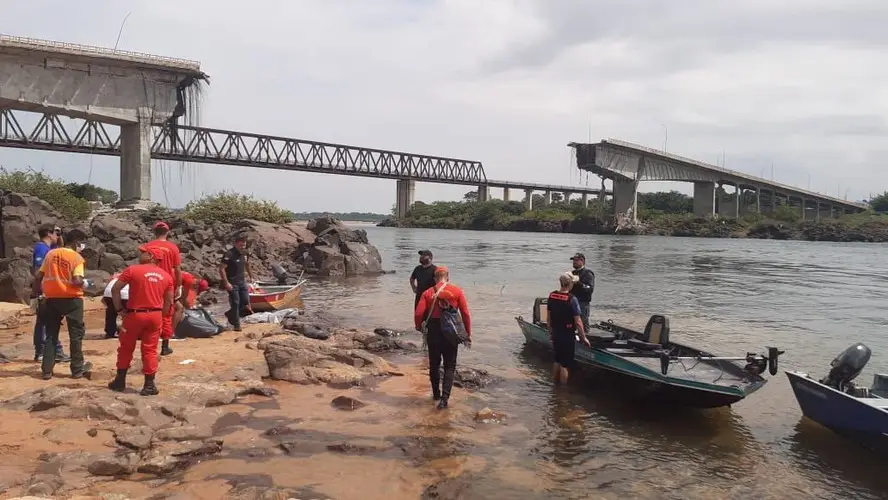 Equipes iniciam quarto dia de buscas por desparecidos após queda de ponte entre TO e MA