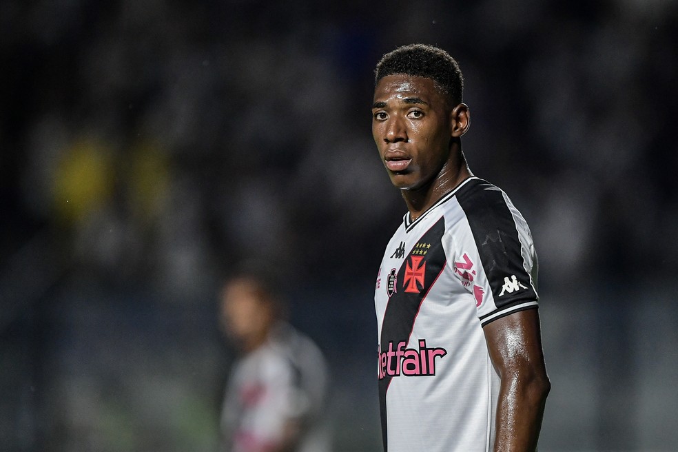 Léo, zagueiro do Vasco, em ação no Brasileirão — Foto: Thiago Ribeiro/AGIF