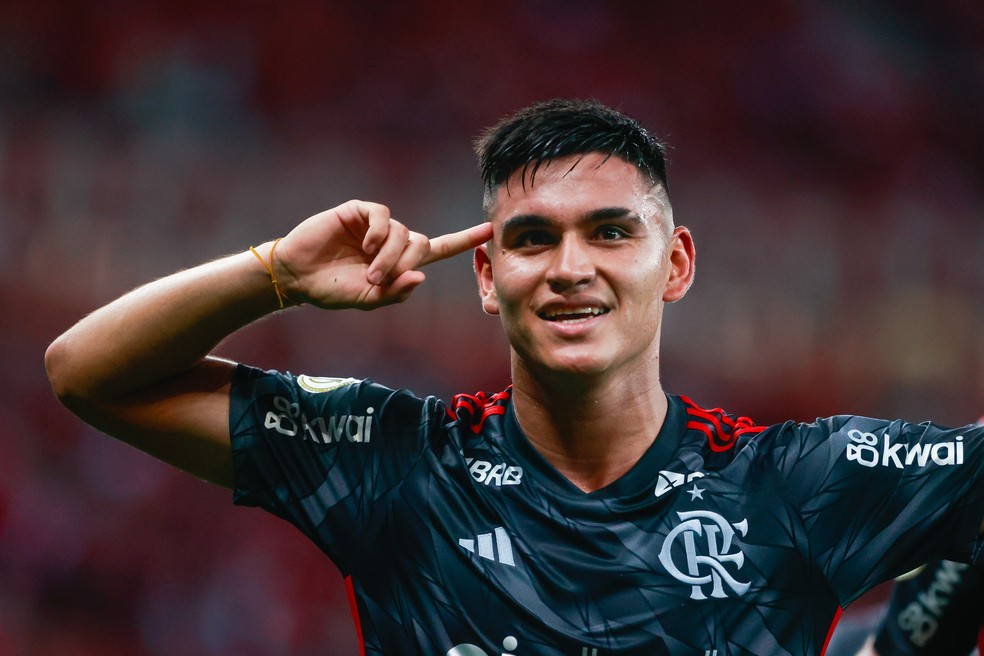 Alcaraz comemora gol em Internacional x Flamengo — Foto: Luiz Erbes/AGIF