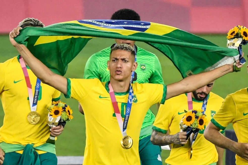 Richarlison, no pódio, comemora a medalha de ouro em Tóquio 2021 — Foto: Vitor Jubini/A Gazeta