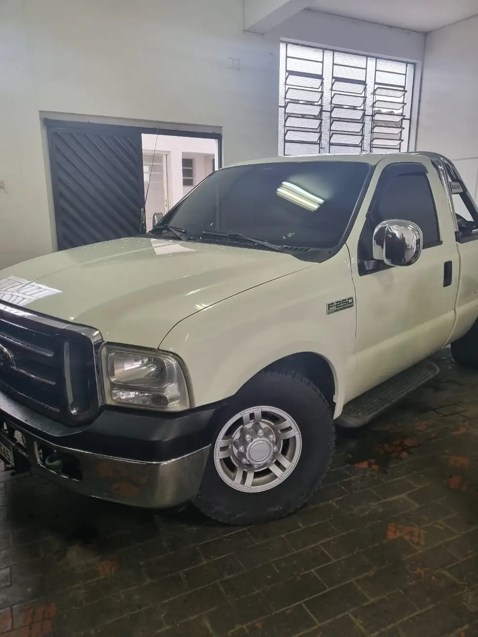 Caminhonete Ford F250 que era carregada de drogas pelos suspeitos — Foto: SSP/ Divulgação
