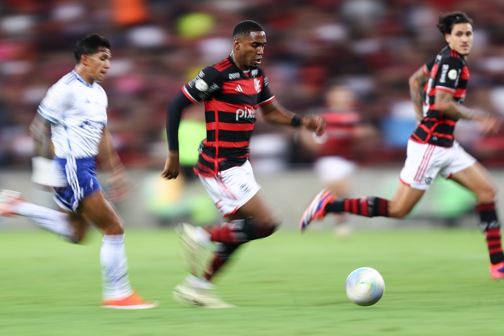 Lorran, do Flamengo em progressão contra o Cruzeiro — Foto: Gilvan de Souza/Flamengo
