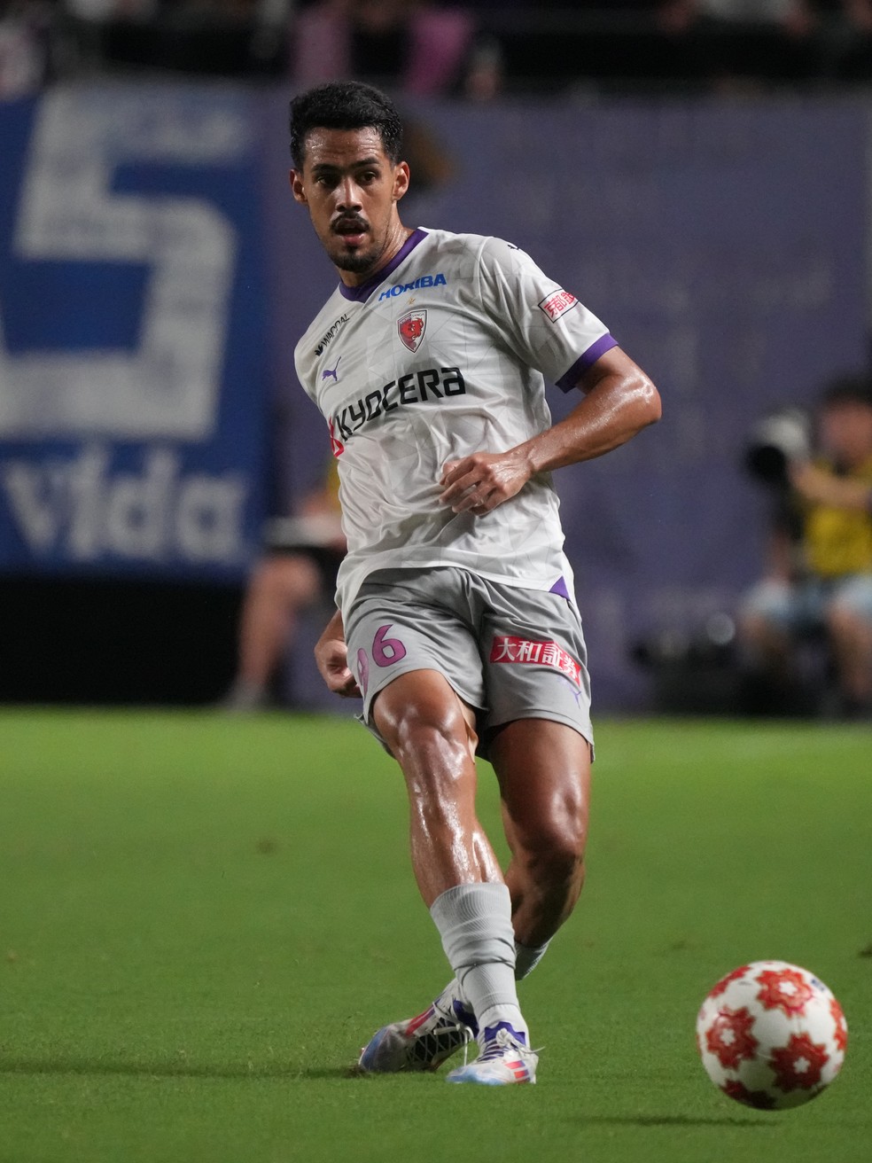 Lucas Oliveira em ação pelo Kyoto  Sanga — Foto: Hiroki Watanabe/Getty Images