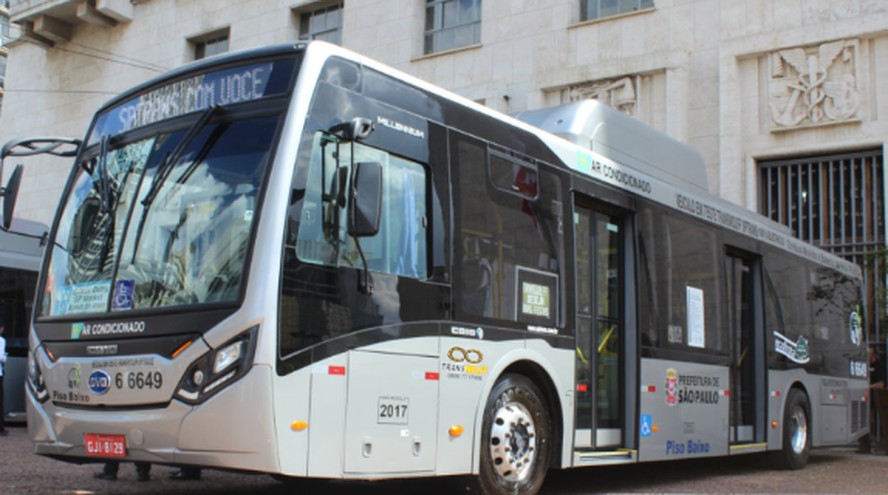 Ônibus da Transwolff em frente à sede da prefeitura. Empresa tem contrato de 15 anos com a administração