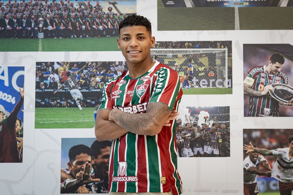 Hércules veste a camisa do Fluminense — Foto: Marcelo Gonçalves/FFC