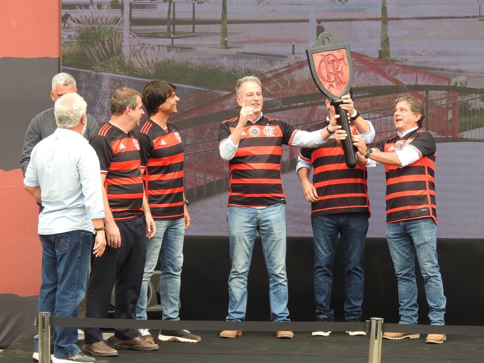 Flamengo recebe a chave simbólica do terreno do Gasômetro, onde construirá seu estádio — Foto: Fred Gomes
